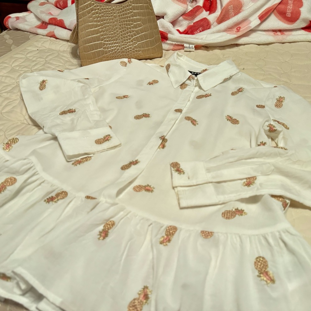 DKNY White Blouse with Metallic Pineapple Embroidery. EUC
